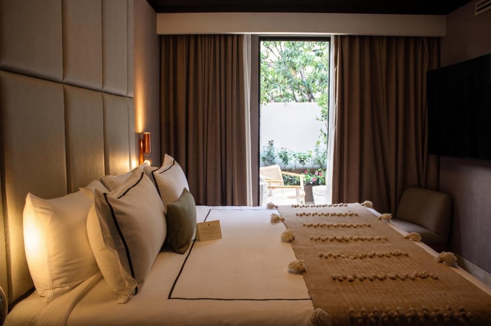 Bed, TV and multimedia, Living room, Photo of the whole room, Decorative detail, Seating area, Bedroom