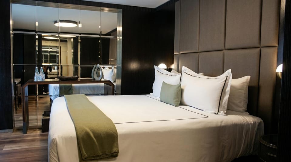 Bed, Photo of the whole room, Decorative detail, Bedroom, wardrobe