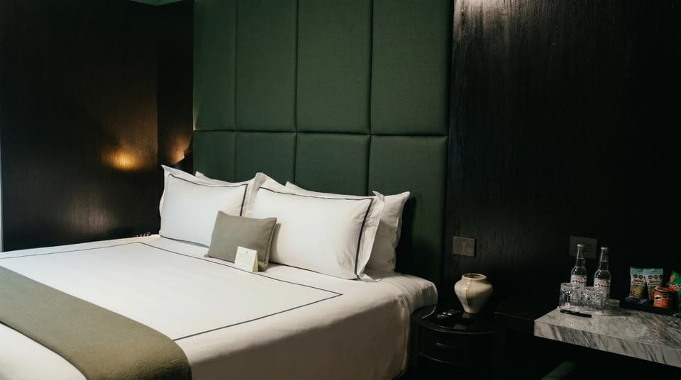 Bed, Photo of the whole room, Bedroom, Drinks