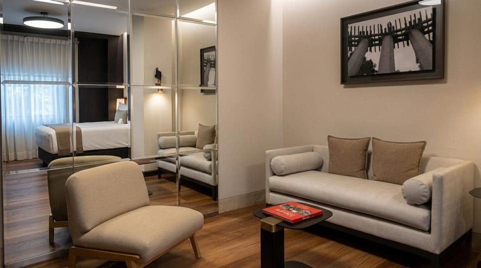 TV and multimedia, Living room, Photo of the whole room, Decorative detail, Seating area