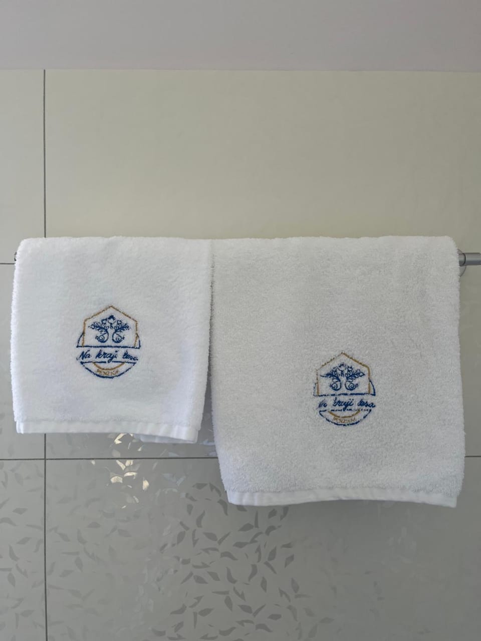 Bathroom, Logo/Certificate/Sign, towels