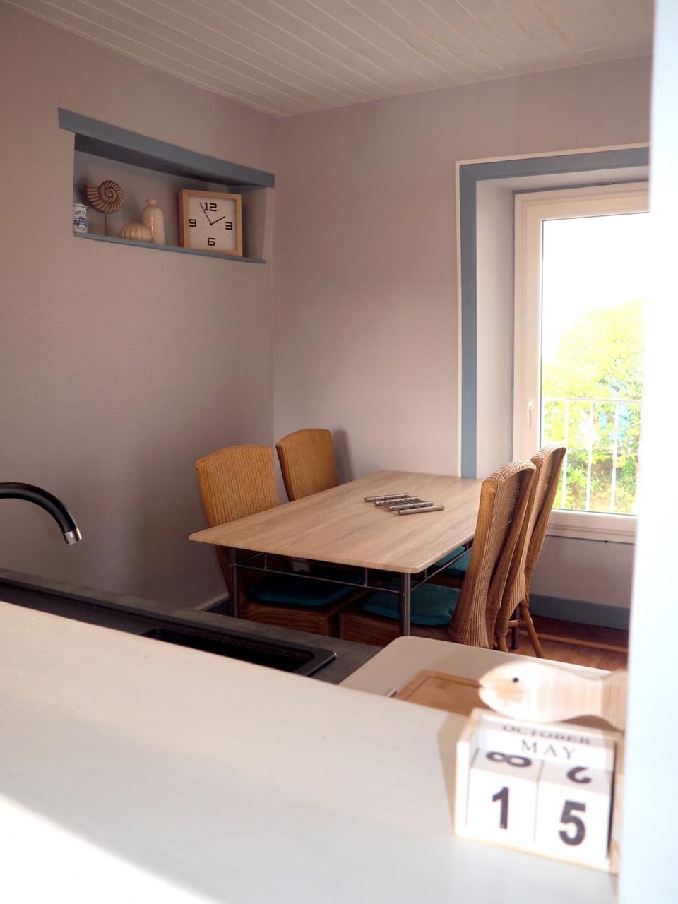 Kitchen or kitchenette, Dining area
