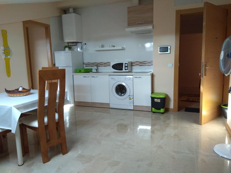 Kitchen or kitchenette, Dining area