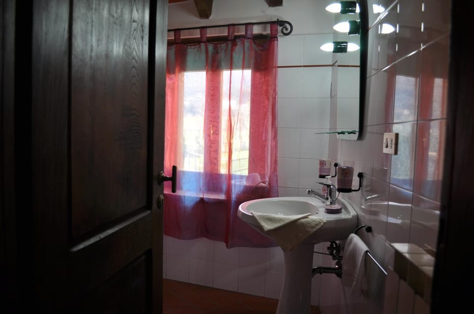Bathroom, Decorative detail