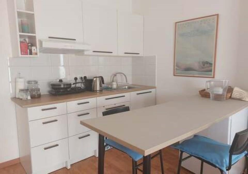 Coffee/tea facilities, Kitchen or kitchenette, Dining area