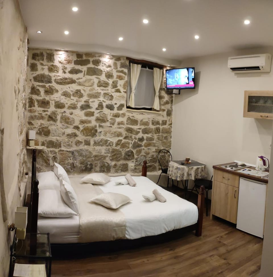 Bed, TV and multimedia, Kitchen or kitchenette, Photo of the whole room, Seating area, Bedroom, towels, air conditioner