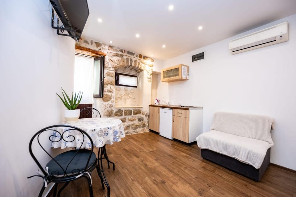 Kitchen or kitchenette, Seating area