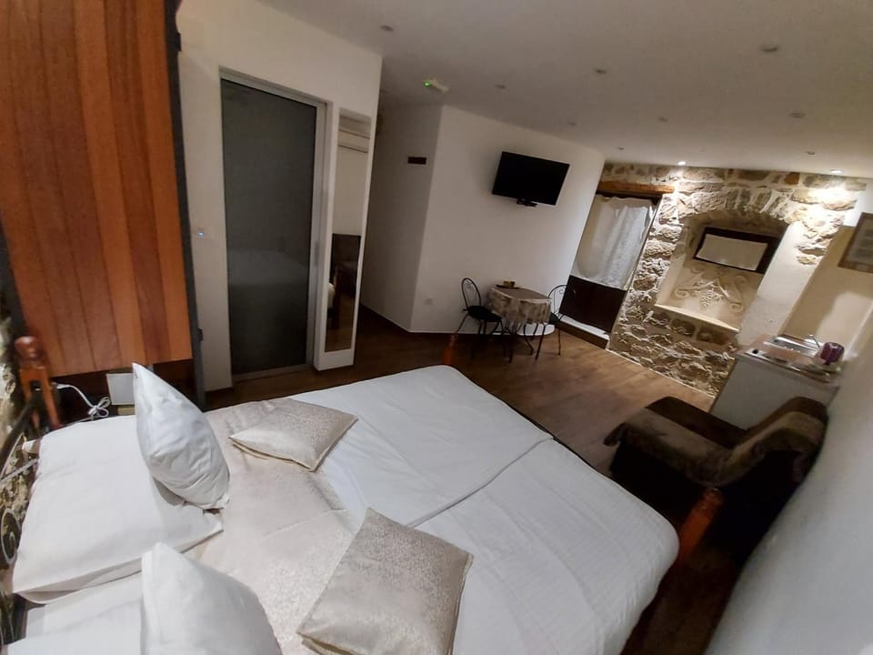 Bed, TV and multimedia, Kitchen or kitchenette, Photo of the whole room, Decorative detail, towels