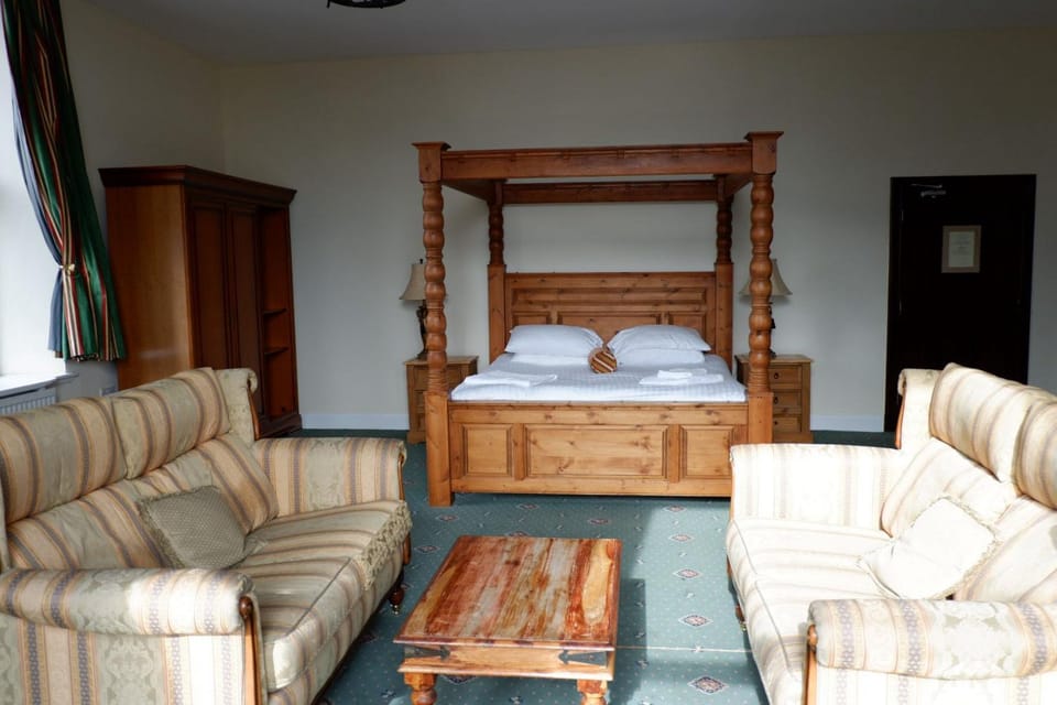 Photo of the whole room, Seating area