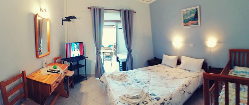 Bed, TV and multimedia, Photo of the whole room, Bedroom