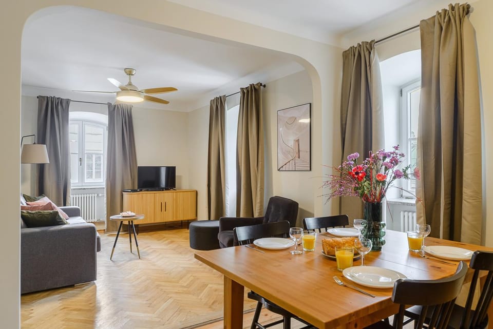 TV and multimedia, Living room, Dining area