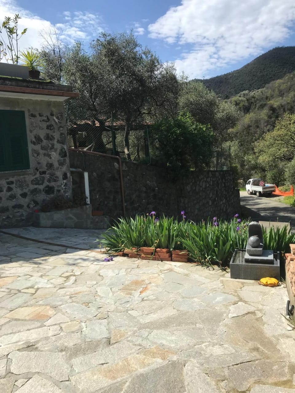 Property building, Garden view, Mountain view, Parking