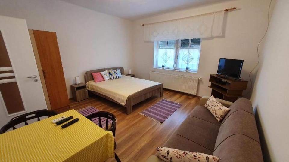 TV and multimedia, Seating area, Dining area, Bedroom