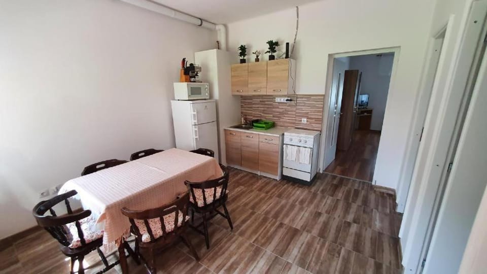 Coffee/tea facilities, Kitchen or kitchenette, Dining area, microwave, oven, stove, kitchen