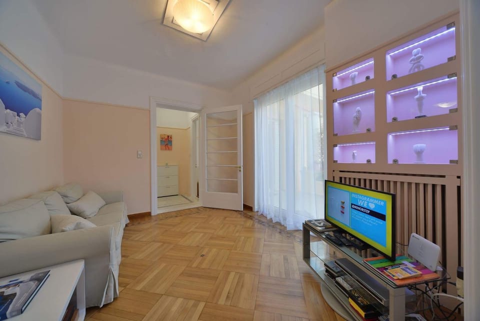 Living room, Photo of the whole room, Decorative detail