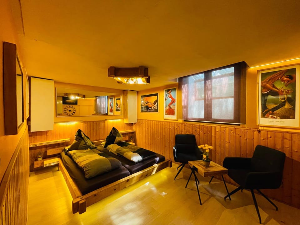 Library, Photo of the whole room, Decorative detail, furniture, towels