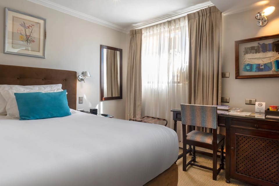 Bed, Seating area