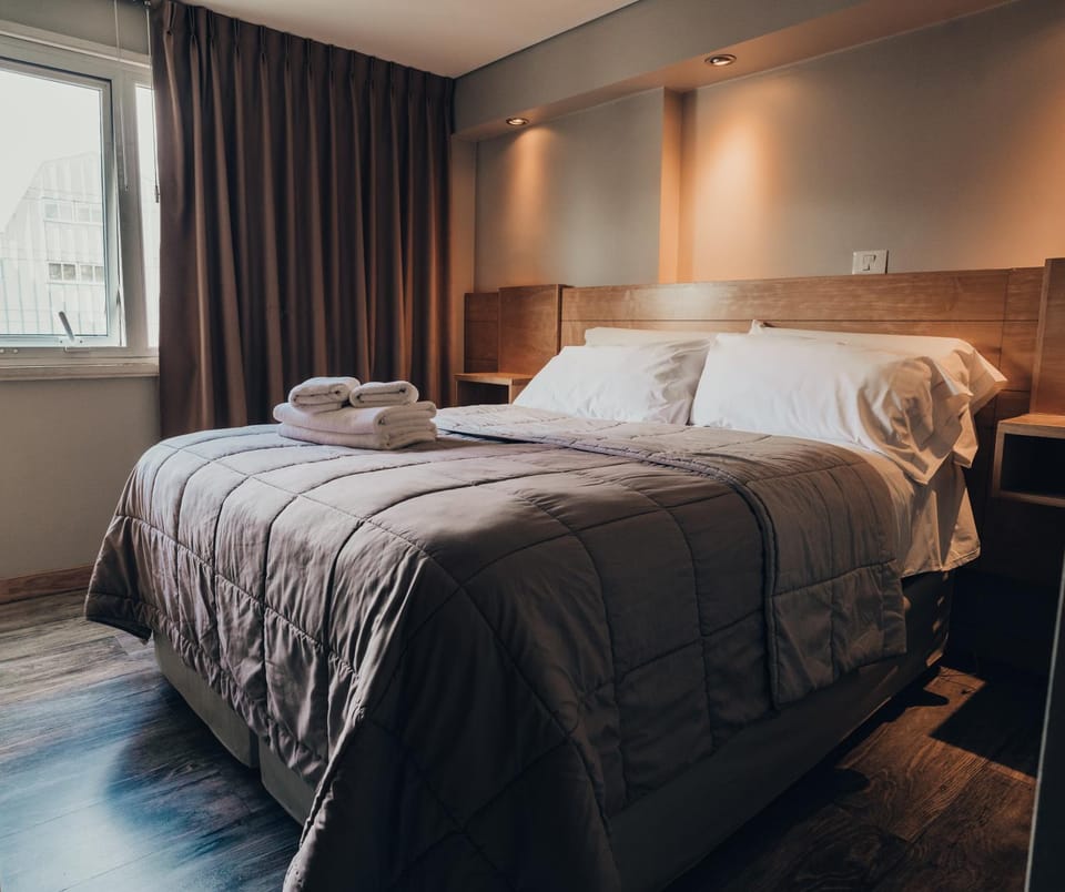 Bed, towels
