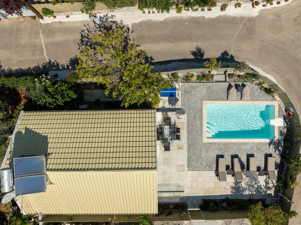 Swimming pool, Location