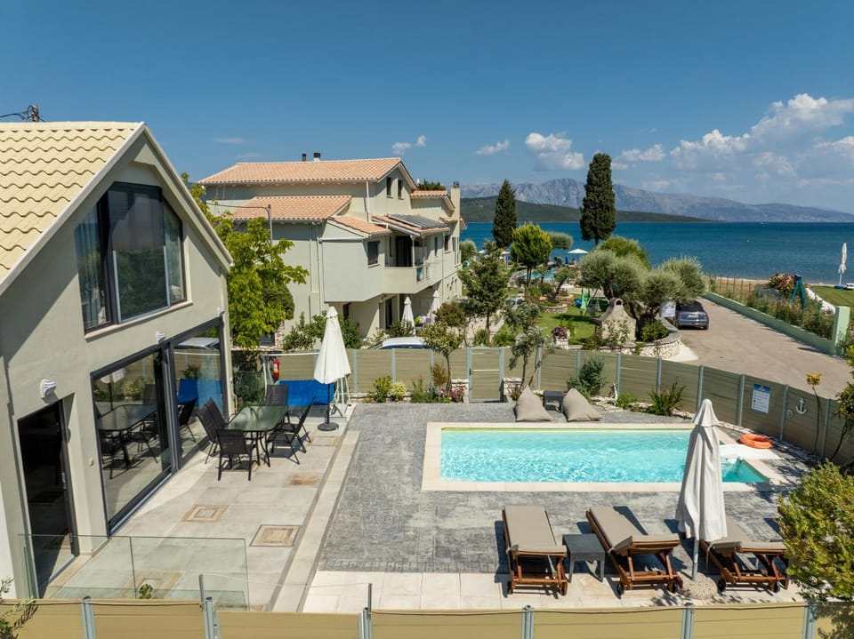 Swimming pool, Location