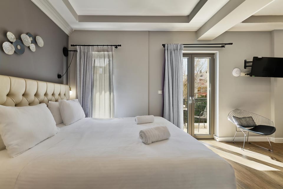 Bed, TV and multimedia, Bedroom, towels