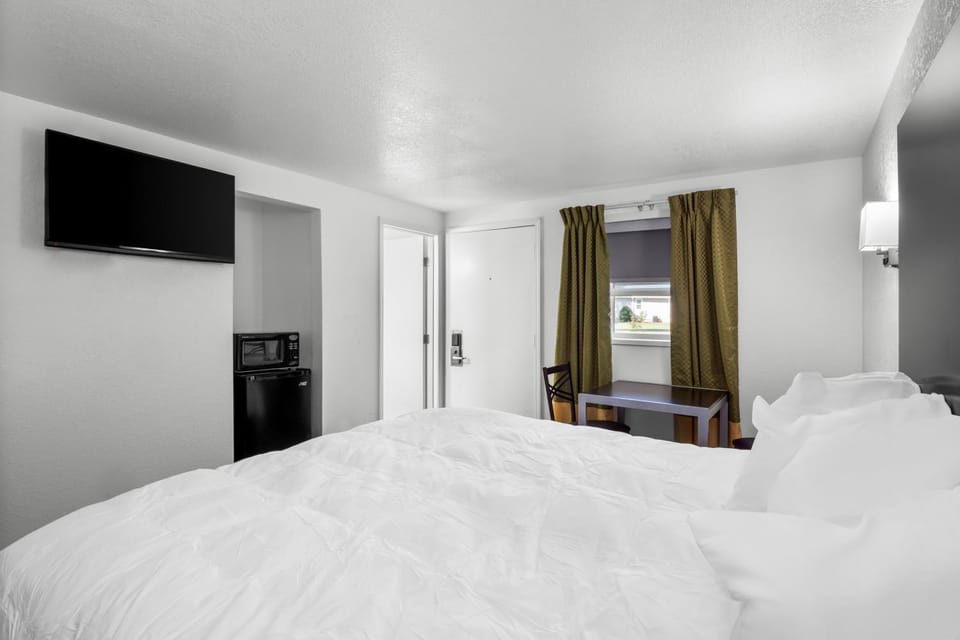 TV and multimedia, Photo of the whole room, Bedroom