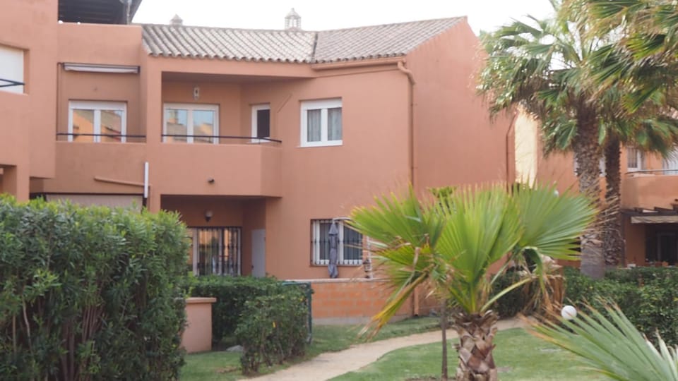 Property building, Patio, Balcony/Terrace