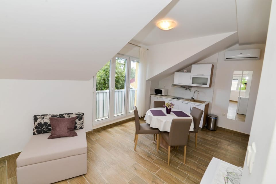 Kitchen or kitchenette, Seating area