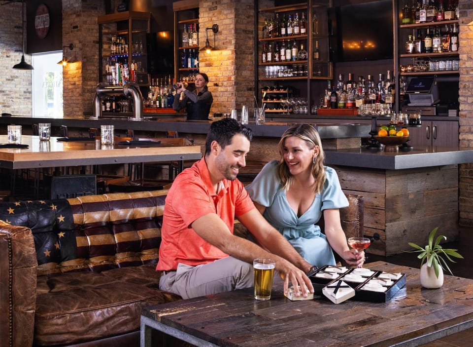 Restaurant/places to eat, Lounge or bar