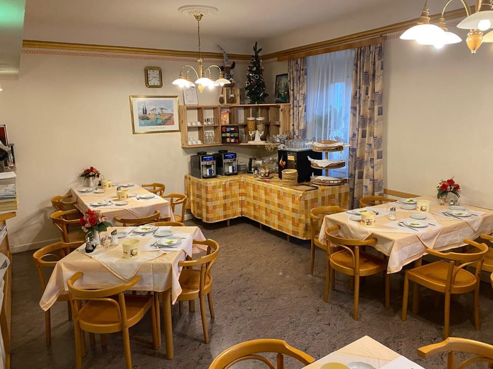 Pension - Alt - Strassgang Bed and Breakfast in Graz