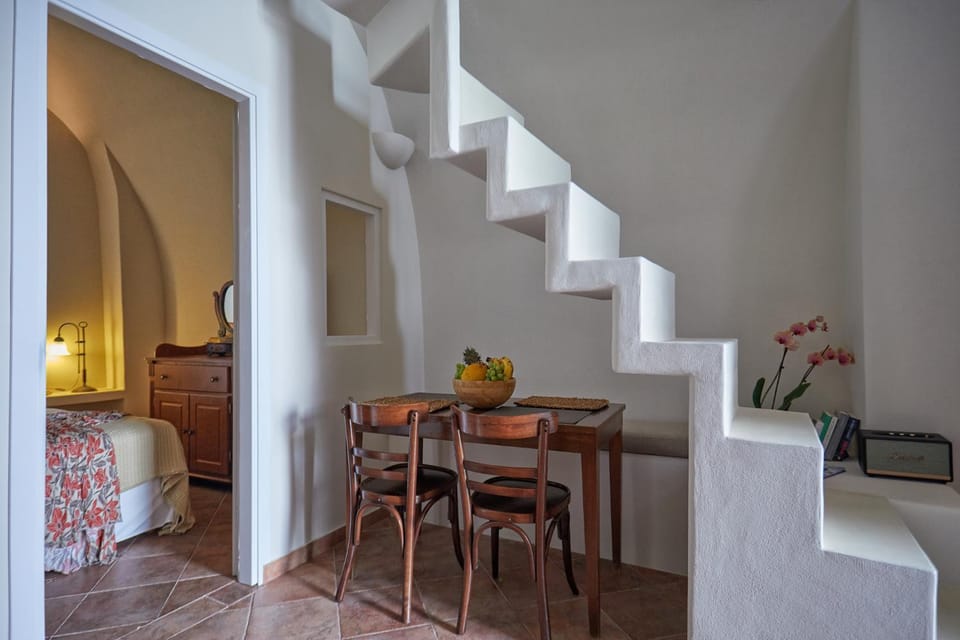 Photo of the whole room, Dining area