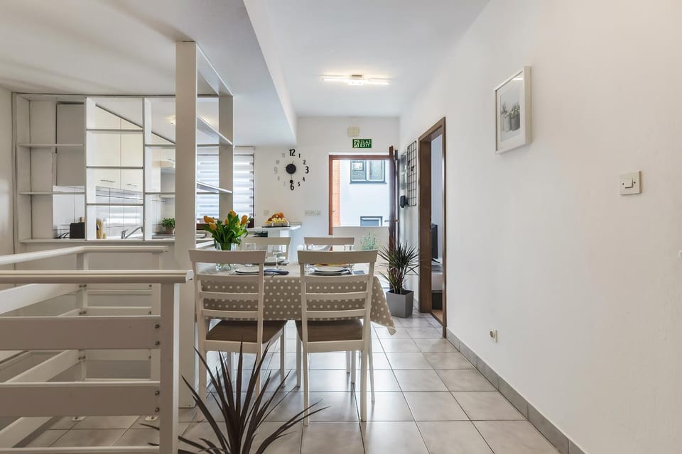 Dining area, kitchen