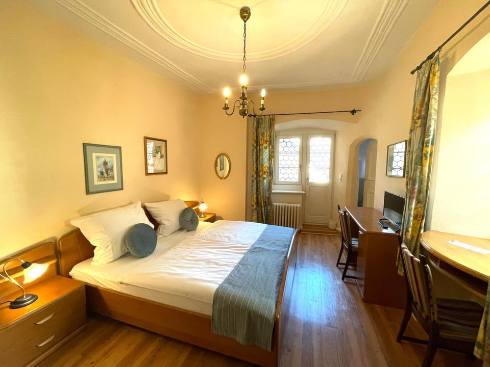 Bed, Living room, Photo of the whole room, Bedroom