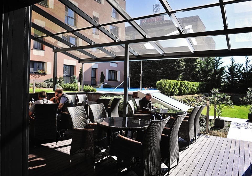Restaurant/places to eat, Seating area, Dining area