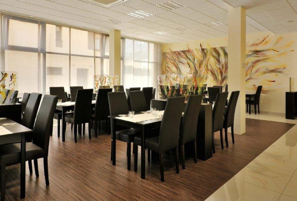 Restaurant/places to eat, Seating area