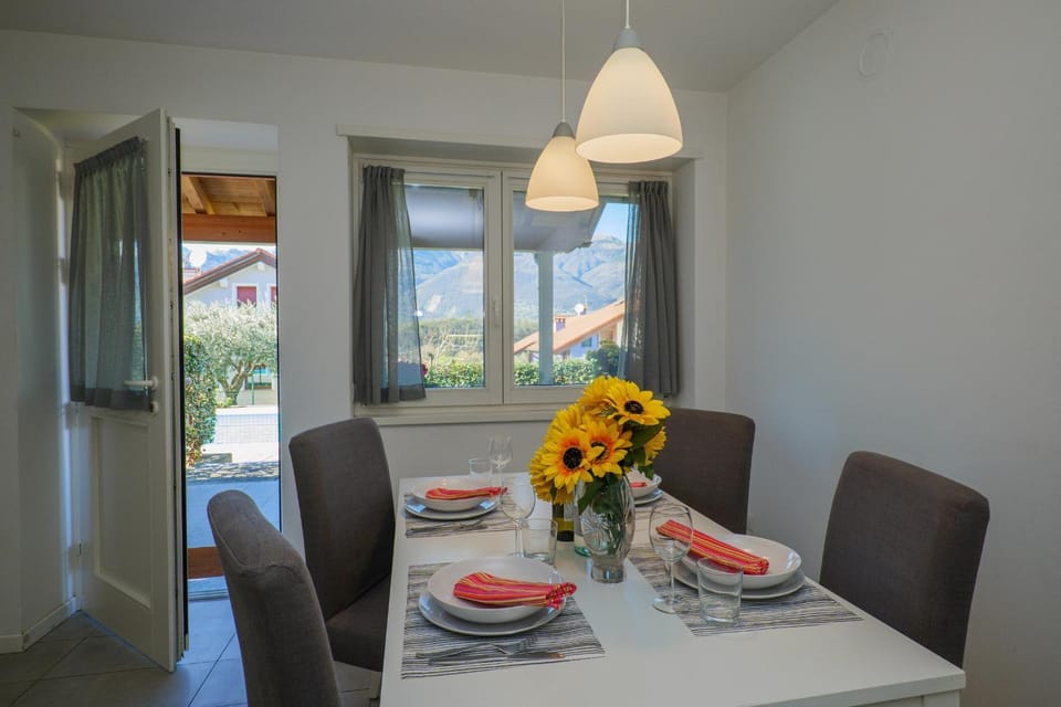 Residence Girasole Casa Rossa A Apartment hotel in Colico