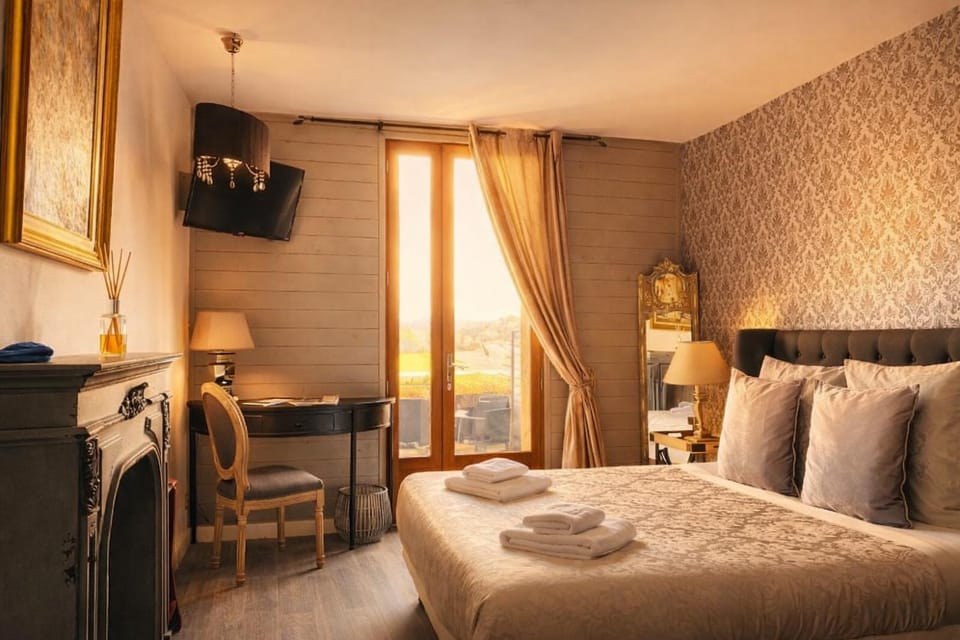 Bed, TV and multimedia, Bedroom, towels
