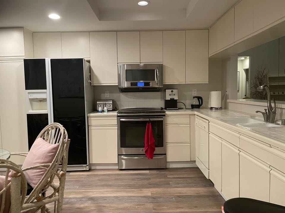 Coffee/tea facilities, Kitchen or kitchenette, dishwasher, oven, stove, toaster