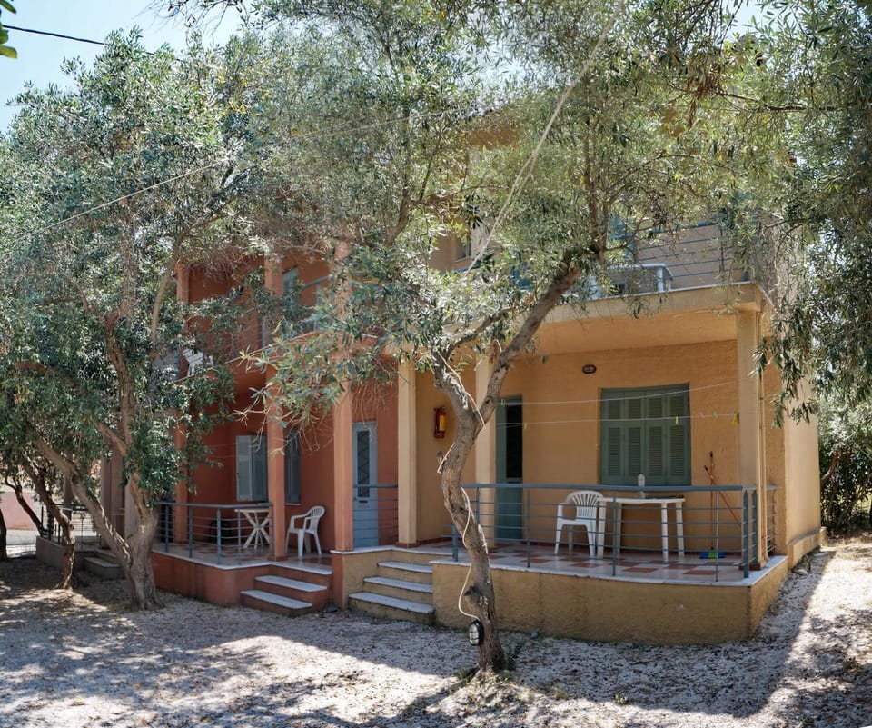 Facade/entrance, Day, Summer, Balcony/Terrace, On site