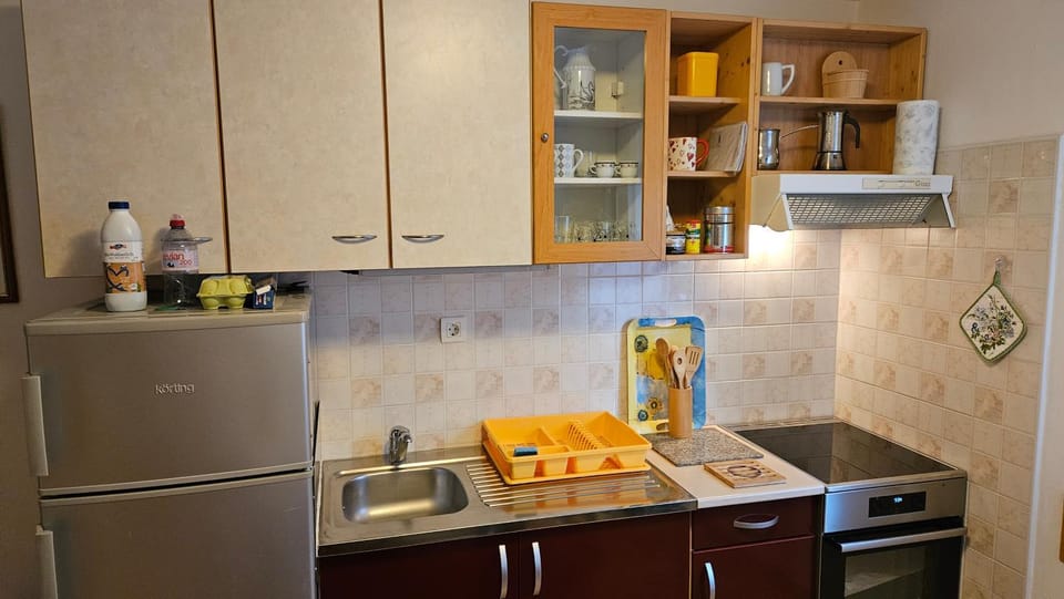 Coffee/tea facilities, Kitchen or kitchenette, stove