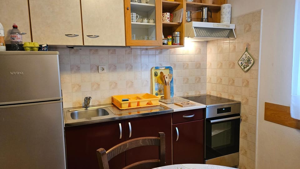 Kitchen or kitchenette, Dining area, oven, stove