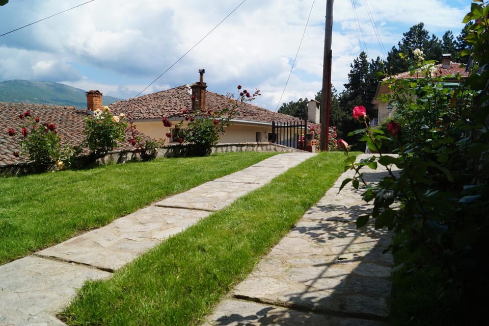 Garden view, Street view, Parking