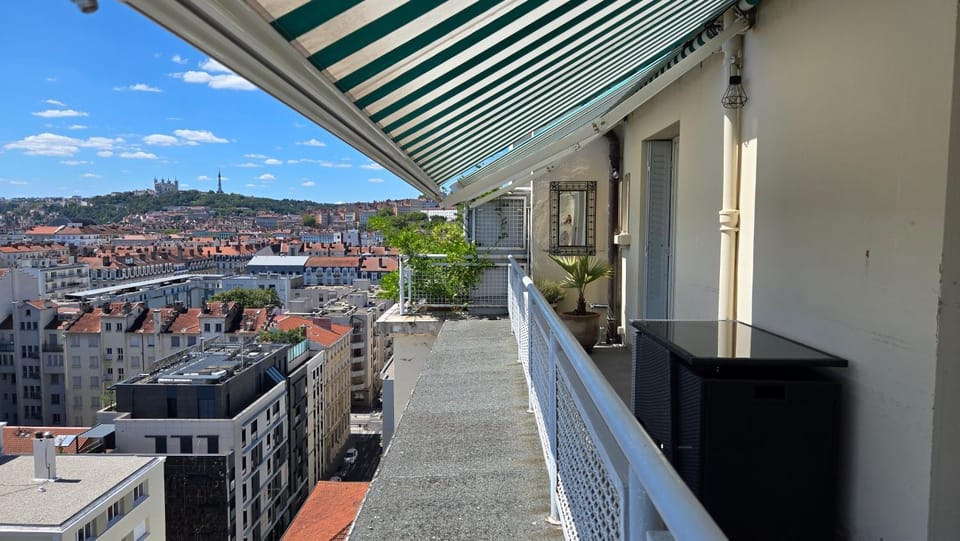 PLEIN SUD CLIMATISE Terrasse Garage Netflix Apartment in Lyon