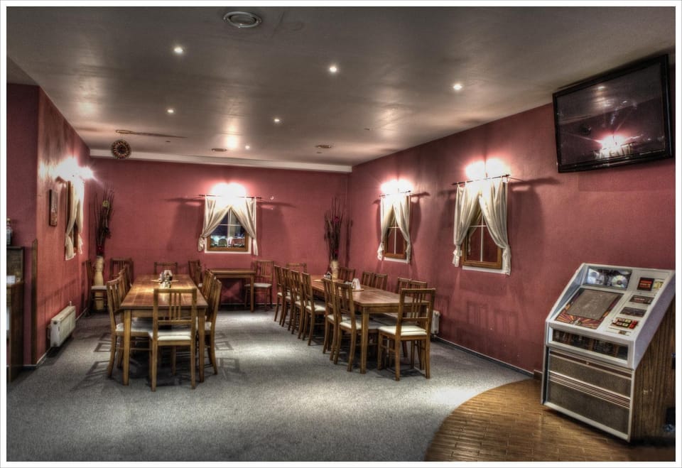 Restaurant/places to eat, Bowling, Seating area