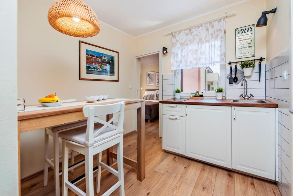 Kitchen or kitchenette, Dining area, oven, stove