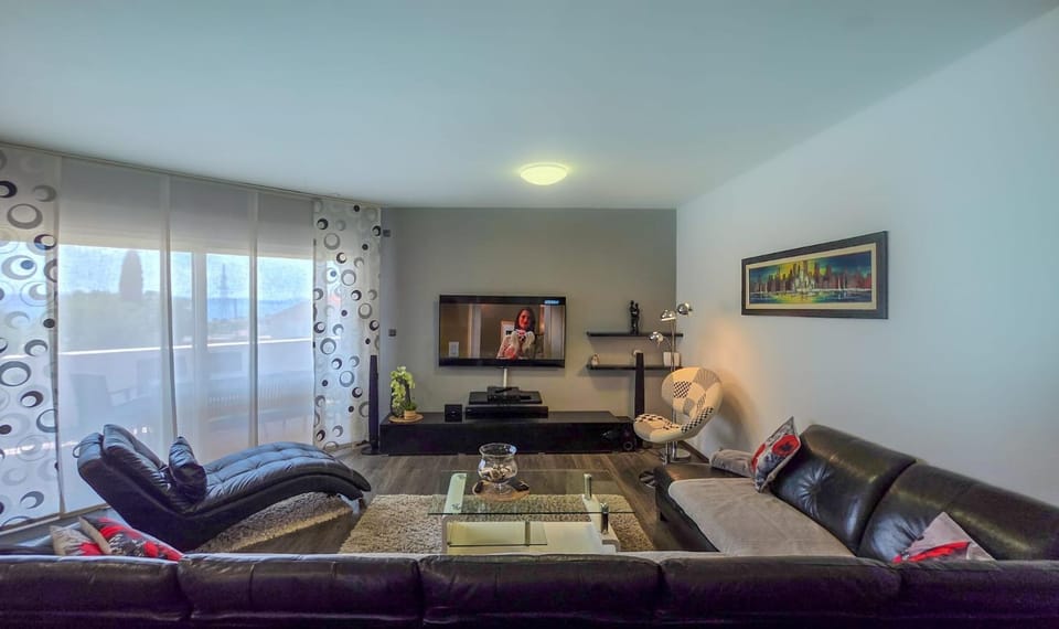 Communal lounge/ TV room, TV and multimedia, Living room, Seating area