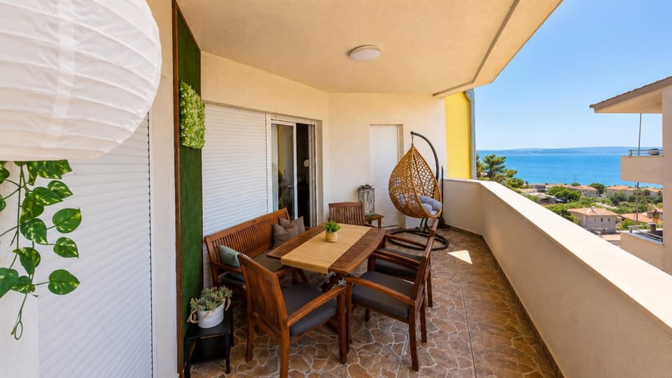 View (from property/room), Balcony/Terrace, Seating area, Sea view