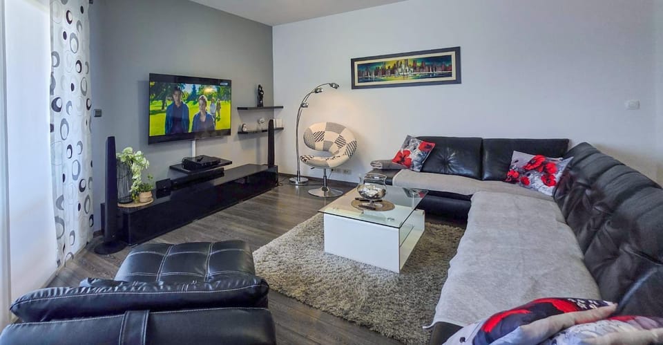 TV and multimedia, Living room, Seating area, Evening entertainment