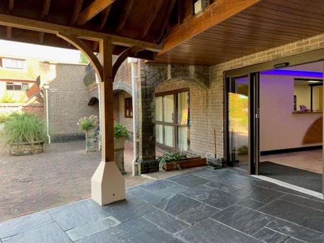 Facade/entrance
