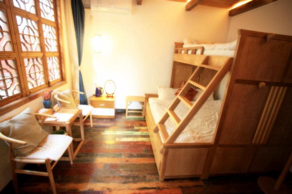 Photo of the whole room, Decorative detail, bunk bed
